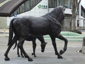 JR八街駅前の野馬のモニュメント